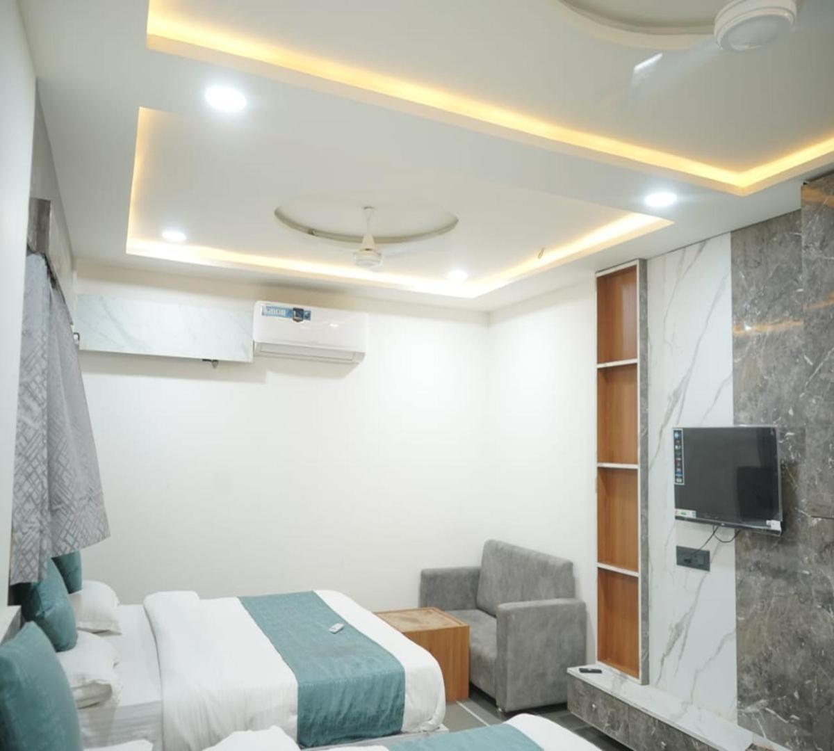 Govardhan Palace 3*