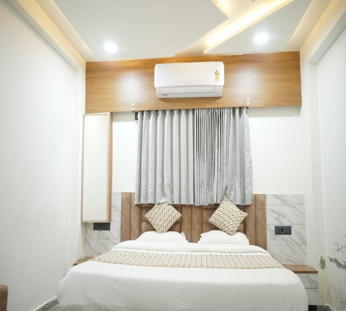 Govardhan Palace 3*